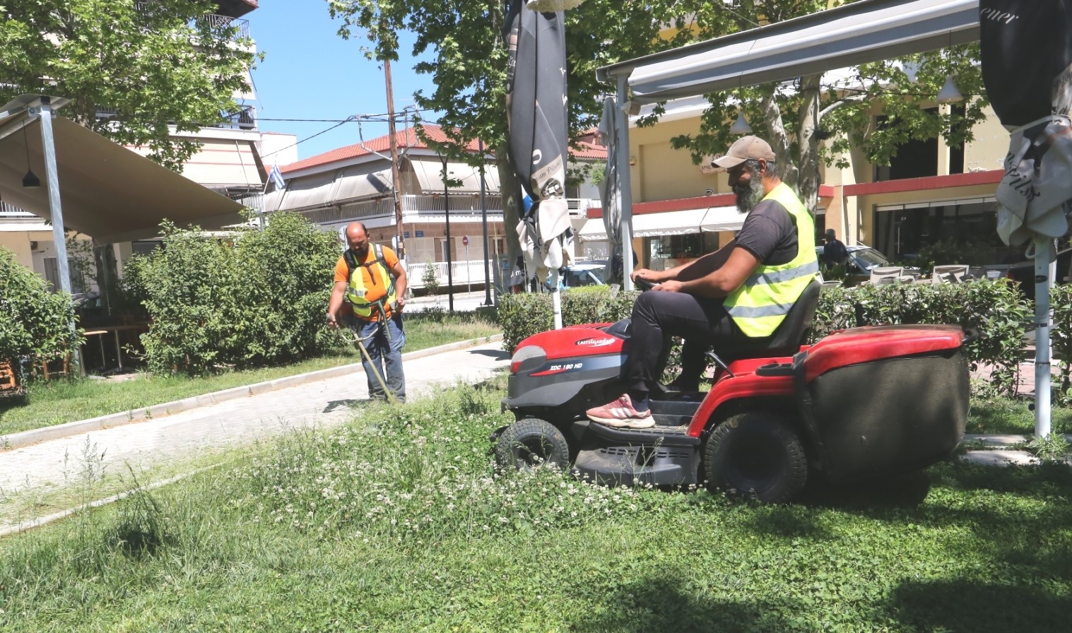 Με εντατικούς ρυθμούς η κοπή χόρτων σε κέντρο και συνοικίες